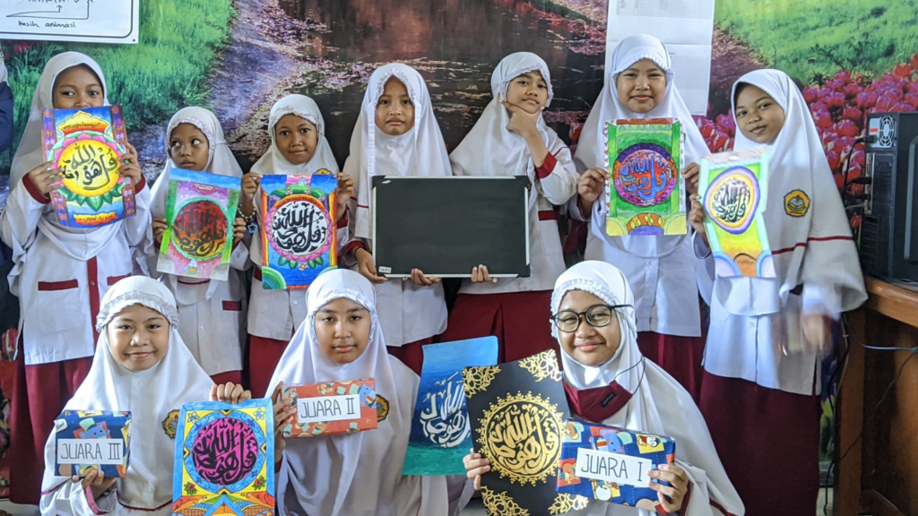 Prestasi Membanggakan Siswa dalam Kegiatan Kreativitas Kaligrafi Islami Prestasi Membanggakan Siswa dalam Kegiatan Kreativitas Kaligrafi Islami